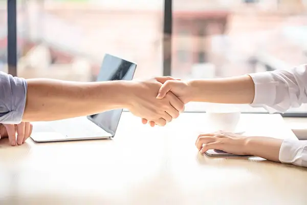 新疆坦克300旅游情侣拍照